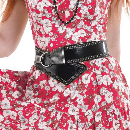 A women wearing a 80s Black Leather Waist Belt.